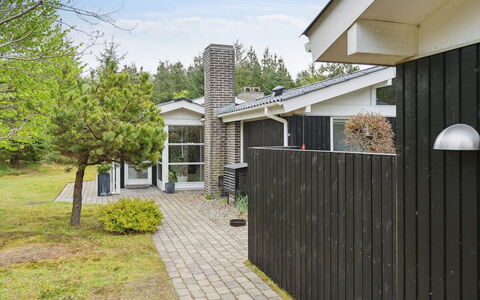 Seraphina - 2Km from the Sea: Bygning, Hus, Boligområde, Hjem, Busk, Arkitektur, Tag, Sommerhus, Have, Gård