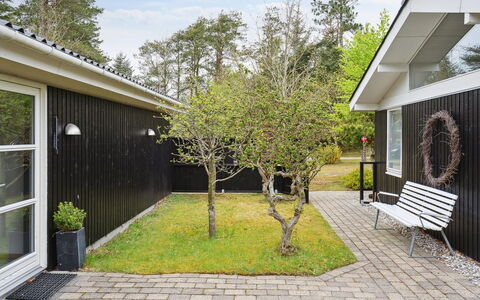 Seraphina - 2Km from the Sea: Busk, Hus, Have, Hjem, Bunddække, Lawn, Backyard, Gård, Skygge, Landscaping