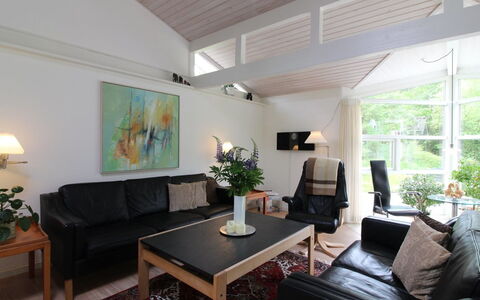 Seraphina - 2Km from the Sea: Møbel, Indretning, Gulvbelægning, Træ, Loft, Etage, Couch, Stue, Trægulve, Belysning