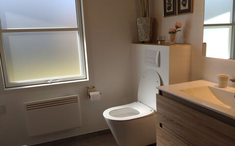 Seraphina - 2Km from the Sea: Toiletbræt, Toilet, Sanitærarmatur, Væg, Gulvbelægning, Badeværelse, Etage, Indretning, Vvs, Værelse