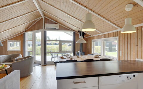 Frimanda - 200M from the Sea: Gulvbelægning, Væg, Etage, Indretning, Træ, Loft, Trægulve, Belysning, Møbel, Laminat Gulv