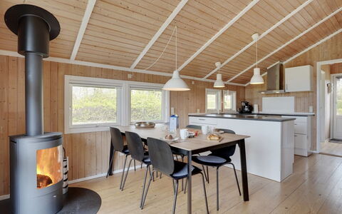 Frimanda - 200M from the Sea: Gulvbelægning, Væg, Etage, Indretning, Træ, Loft, Trægulve, Belysning, Møbel, Laminat Gulv