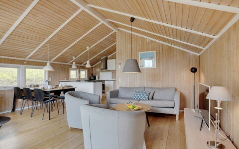 Frimanda - 200M from the Sea: Gulvbelægning, Væg, Etage, Indretning, Træ, Loft, Trægulve, Belysning, Møbel, Laminat Gulv
