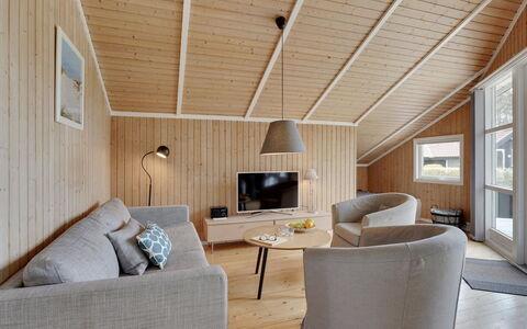 Frimanda - 200M from the Sea: Gulvbelægning, Væg, Etage, Indretning, Træ, Loft, Trægulve, Belysning, Møbel, Laminat Gulv