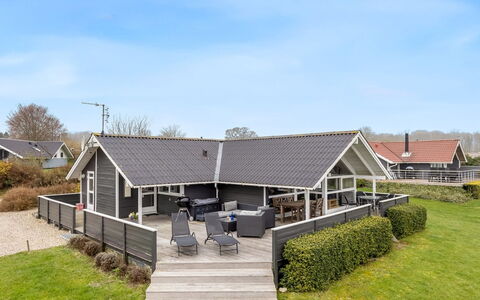 Hera - 200M from the Sea: Tag, Hjem, Sommerhus, Estate, Veranda, Skygge, Sidespor, Landscaping, Gård, Stuehus