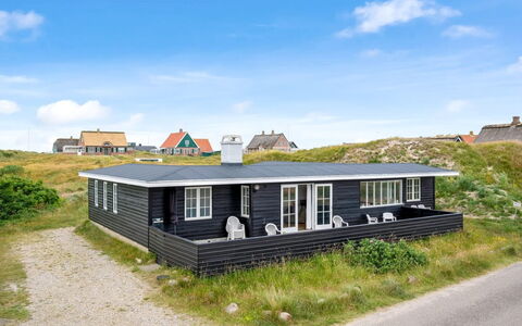 Jamie - 200M from the Sea: Loft, Gulvbelægning, Indretning, Etage, Kompositmateriale, Møbel, Udvej, Hotel, Design, Dagslys