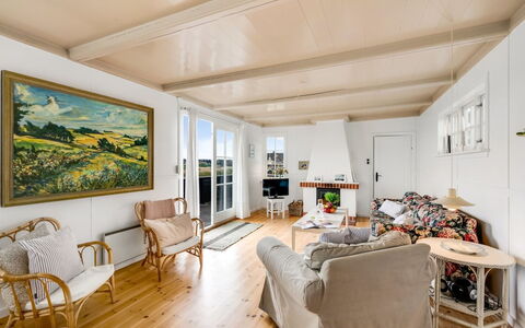 Jamie - 200M from the Sea: Loft, Gulvbelægning, Indretning, Etage, Kompositmateriale, Møbel, Udvej, Hotel, Design, Dagslys