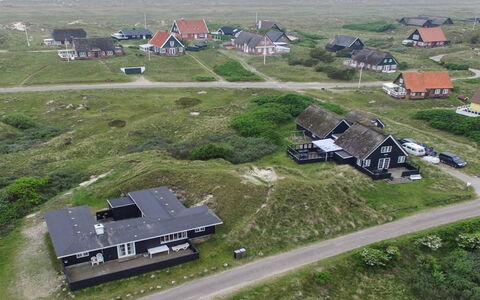 Jamie - 200M from the Sea: Loft, Gulvbelægning, Indretning, Etage, Kompositmateriale, Møbel, Udvej, Hotel, Design, Dagslys