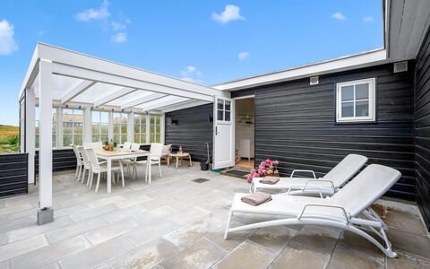 Jamie - 200M from the Sea: Loft, Gulvbelægning, Indretning, Etage, Kompositmateriale, Møbel, Udvej, Hotel, Design, Dagslys