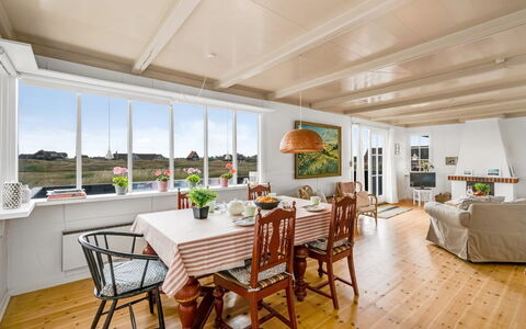 Jamie - 200M from the Sea: Loft, Gulvbelægning, Indretning, Etage, Kompositmateriale, Møbel, Udvej, Hotel, Design, Dagslys