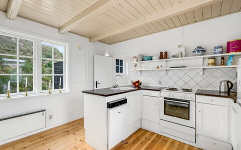 Jamie - 200M from the Sea: Loft, Gulvbelægning, Indretning, Etage, Kompositmateriale, Møbel, Udvej, Hotel, Design, Dagslys