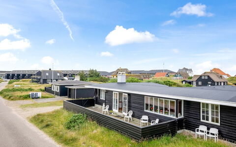 Jamie - 200M from the Sea: Loft, Gulvbelægning, Indretning, Etage, Kompositmateriale, Møbel, Udvej, Hotel, Design, Dagslys