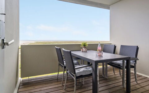 Edelina - 50M from the Sea: Bygning, Hus, Vindue, Hjem, Tag, Boligområde, Busk, Sommerhus, Land Lot