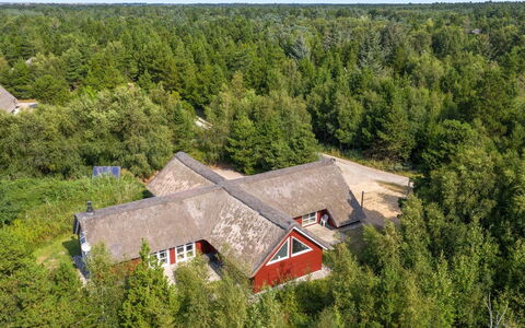 Jenna - 1.4Km from the Sea: Græs, Hus, Tag, Hjem, Sommerhus, Busk, Land Lot, Landdistrikt, Stuehus, Bunddække