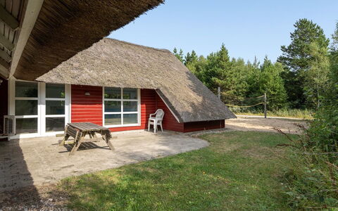 Jenna - 1.4Km from the Sea: Græs, Hus, Tag, Hjem, Sommerhus, Busk, Land Lot, Landdistrikt, Stuehus, Bunddække