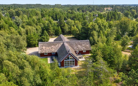 Jenna - 1.4Km from the Sea: Græs, Hus, Tag, Hjem, Sommerhus, Busk, Land Lot, Landdistrikt, Stuehus, Bunddække