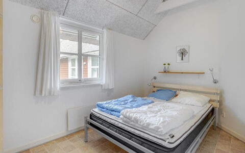 Jenna - 1.4Km from the Sea: Træ, Gulvbelægning, Møbel, Etage, Indretning, Soveværelse, Loft, Seng, Belysning, Trægulve