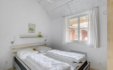 Jenna - 1.4Km from the Sea: Træ, Soveværelse, Loft, Gulvbelægning, Indretning, Seng, Etage, Møbel, Sengetøj, Værelse