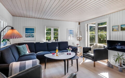 Soleil - 300M from the Sea: Træ, Hjem, Hus, Indretning, Møbel, Stue, Sommerhus, Loft, Couch