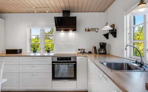 Soleil - 300M from the Sea: Køkken, Gulvbelægning, Countertop, Træ, Indretning, Køkken Apparat, Cabinetry, Etage, Loft, Trægulve