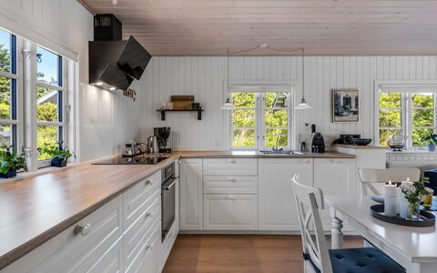 Soleil - 300M from the Sea: Træ, Gulvbelægning, Køkken, Indretning, Countertop, Hjem, Etage, Cabinetry, Trægulve, Møbel