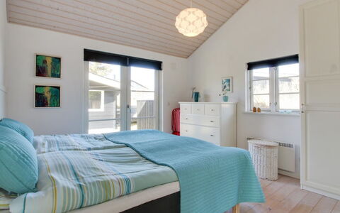 Soleil - 300M from the Sea: Møbel, Indretning, Soveværelse, Seng, Loft, Træ, Gulvbelægning, Etage, Værelse, Sengetøj