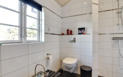 Soleil - 300M from the Sea: Gulvbelægning, Etage, Indretning, Sanitærarmatur, Tap, Vvs, Loft, Værelse, Flise, Badeværelse