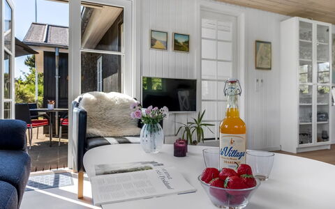 Soleil - 300M from the Sea: Græs, Hus, Tag, Hjem, Sommerhus, Busk, Land Lot, Landdistrikt, Stuehus, Bunddække