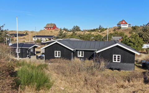 Soleil - 300M from the Sea: Græs, Hus, Tag, Hjem, Sommerhus, Busk, Land Lot, Landdistrikt, Stuehus, Bunddække