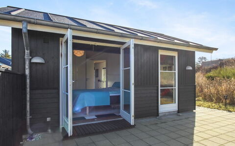 Soleil - 300M from the Sea: Græs, Hus, Tag, Hjem, Sommerhus, Busk, Land Lot, Landdistrikt, Stuehus, Bunddække