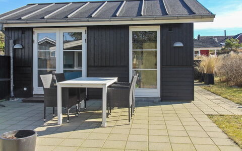 Soleil - 300M from the Sea: Græs, Hus, Tag, Hjem, Sommerhus, Busk, Land Lot, Landdistrikt, Stuehus, Bunddække