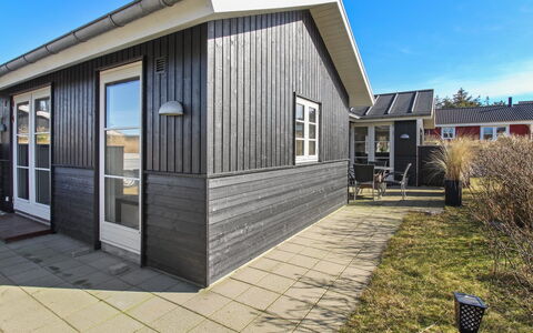 Soleil - 300M from the Sea: Græs, Hus, Tag, Hjem, Sommerhus, Busk, Land Lot, Landdistrikt, Stuehus, Bunddække