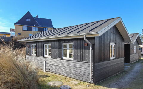 Soleil - 300M from the Sea: Græs, Hus, Tag, Hjem, Sommerhus, Busk, Land Lot, Landdistrikt, Stuehus, Bunddække