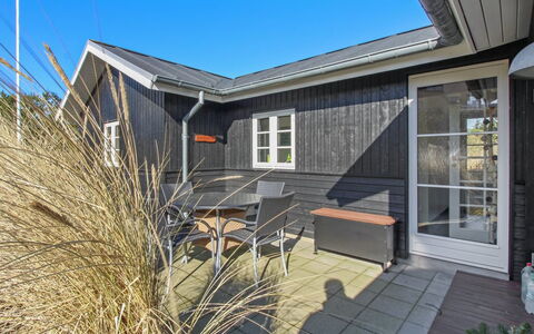 Soleil - 300M from the Sea: Græs, Hus, Tag, Hjem, Sommerhus, Busk, Land Lot, Landdistrikt, Stuehus, Bunddække