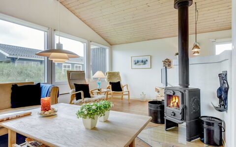 Galena - 100M from the Sea: Træ, Møbel, Loft, Gulvbelægning, Indretning, Etage, Stue, Hjem, Værelse, Stol