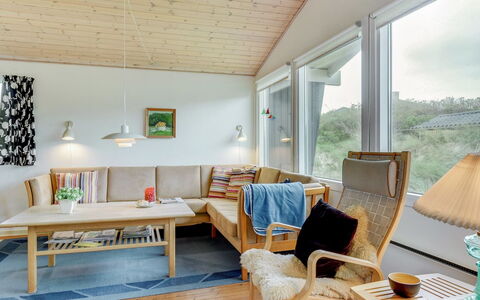Galena - 100M from the Sea: Møbel, Indretning, Gulvbelægning, Couch, Træ, Etage, Stue, Loft, Værelse, Belysning