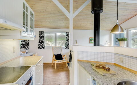 Galena - 100M from the Sea: Træ, Loft, Indretning, Gulvbelægning, Hjem, Etage, Hus, Køkken, Værelse, Countertop