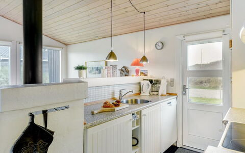Galena - 100M from the Sea: Indretning, Loft, Træ, Køkken, Gulvbelægning, Countertop, Lysarmatur, Møbel, Etage, Cabinetry