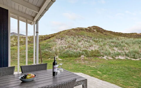 Galena - 100M from the Sea: Hjem, Dør, Loft, Sommerhus, Veranda, Hårdttræ, Udendørs Struktur, Dagslys, Køkken & Spisebord, Garden Bygninger
