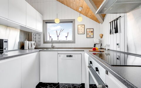 Valia - 400M to the Fjord: Køkken, Countertop, Loft, Køkken Apparat, Indretning, Større Bandage, Hjem, Gulvbelægning, Husholdningsapparat, Lysarmatur