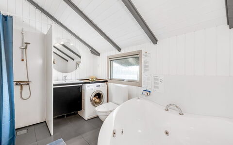 Valia - 400M to the Fjord: Sanitærarmatur, Loft, Etage, Gulvbelægning, Indretning, Hjem, Vvs, Tap, Badeværelse, Badekar