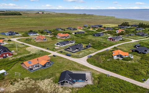 Valia - 400M to the Fjord: Hus, Hjem, Tag, Sommerhus, Busk, Sidespor, Dør, Have, Stuehus