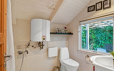 Aksinja - 250M to the Fjord: Træ, Sanitærarmatur, Hjem, Vvs, Etage, Toilet, Tap, Badeværelse, Toiletbræt, Håndvask