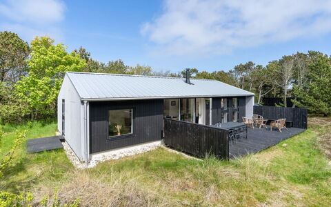 Fidelia - 800M from the Sea: Tag, Sommerhus, Sidespor, Stuehus, Skur, Garden Bygninger, Estate, Lade, Veranda