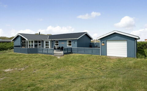 Fabiana - 350M from the Sea: Træ, Tag, Arkitektur, Hjem, Hus, Sommerhus, Sidespor, Hårdttræ, Hældning, Estate