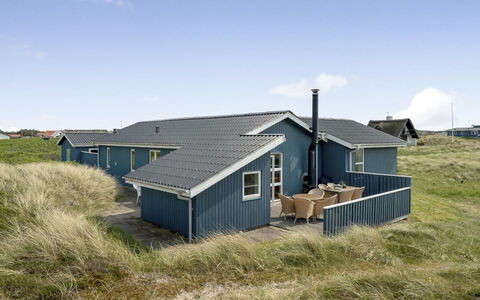 Fabiana - 350M from the Sea: Træ, Tag, Arkitektur, Hjem, Hus, Sommerhus, Sidespor, Hårdttræ, Hældning, Estate