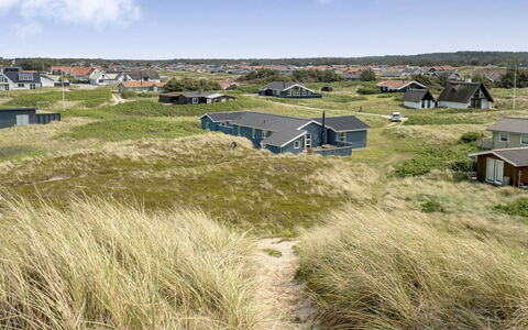 Fabiana - 350M from the Sea: Træ, Tag, Arkitektur, Hjem, Hus, Sommerhus, Sidespor, Hårdttræ, Hældning, Estate