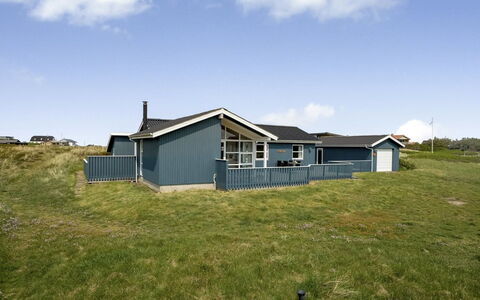 Fabiana - 350M from the Sea: Træ, Tag, Arkitektur, Hjem, Hus, Sommerhus, Sidespor, Hårdttræ, Hældning, Estate