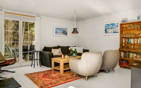 Eimi - 1.5Km from the Sea: Møbel, Indretning, Couch, Væg, Gulvbelægning, Træ, Stue, Etage, Loft, Værelse