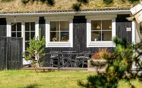 Eimi - 1.5Km from the Sea: Træ, Hus, Hjem, Dør, Busk, Sommerhus, Sidespor, Veranda, Udendørs Møbler, Have